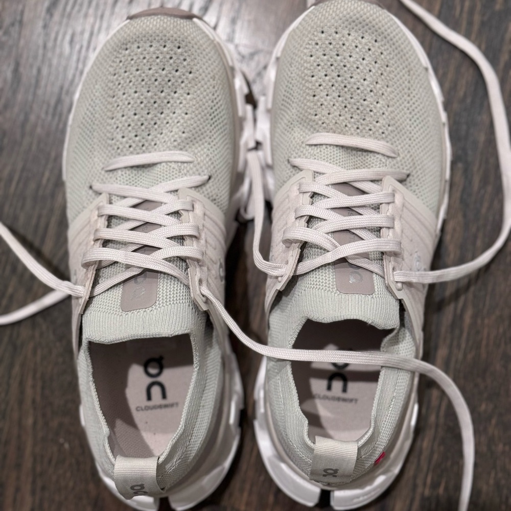 On Cloudswift 3 shoes
Only worn once 
Size: 6
Color: Pearl/Fog